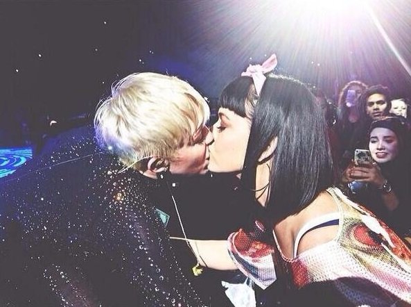 Miley Cyrus Katy Perry Beso Kiss, Hay una lesbiana en mi sopa