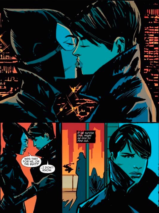 Selina Kyle besa a la nueva Catwoman