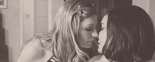 Блейк Лайвли лесбийский поцелуй. Лейтон Мистер lesbian Kiss. Любовь двух женщин. Девушка целует девушку гифка. Спалил сестру лесбиянку